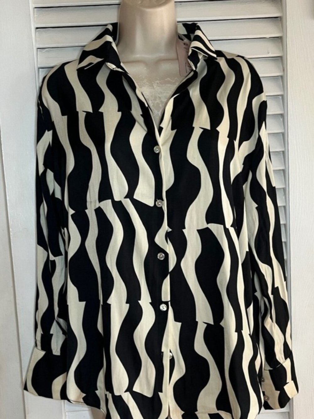 Philosophy Black & White Abstract Graphic Wave Print Button-Front Blouse